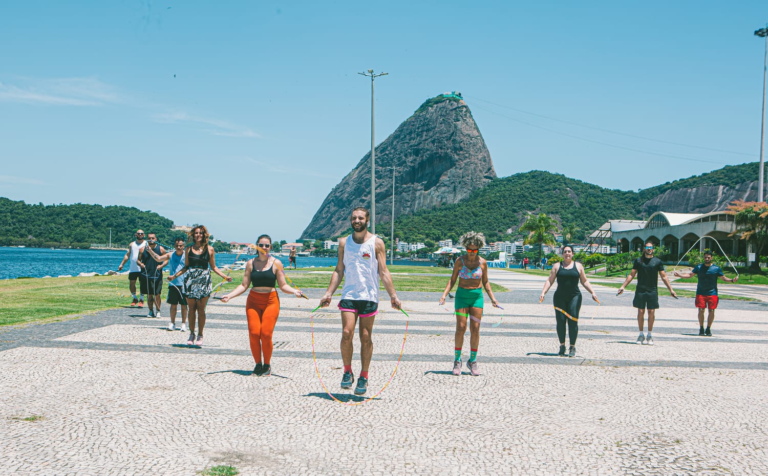 Turma treinando corda ao ar livre, no Aterro do Flamengo